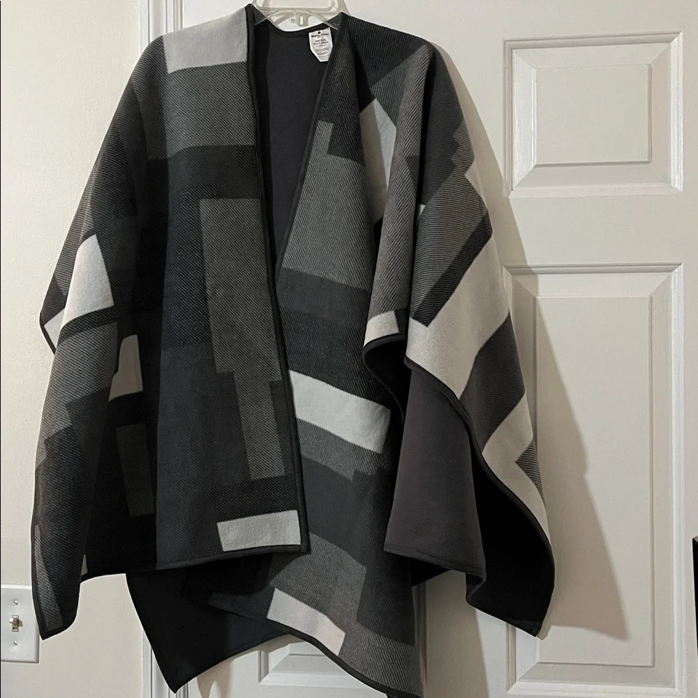Reversible Woolrich Black & Gray Patterned Cape - Picture 2 of 15